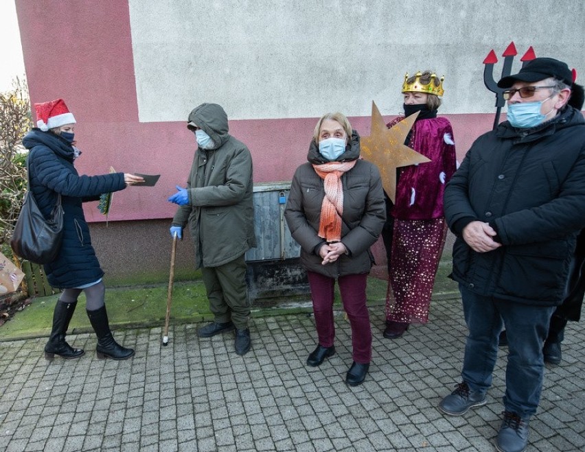 Kolędnicy postanowili kolędować  pod okna domów seniorów