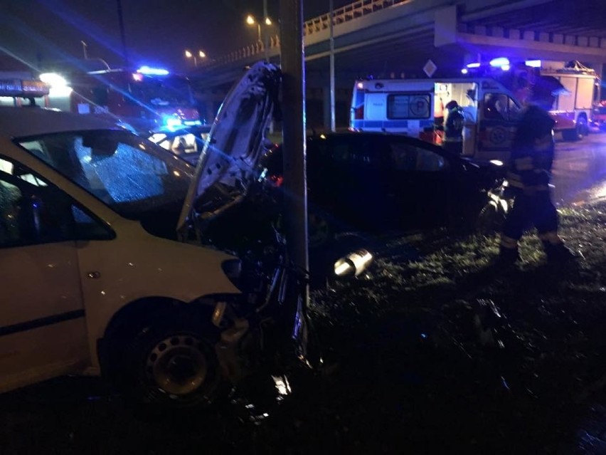 Katowice: Wypadek na skrzyżowaniu ul. Hallera i al. Roździeńskiego [ZDJĘCIA]. Dwie osoby ranne