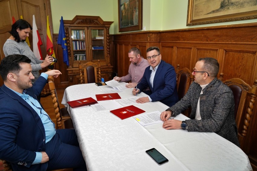 Człuchów. Wkrótce ruszą dalsze prace drogowe i kanalizacyjne. Umowy zostały podpisane.