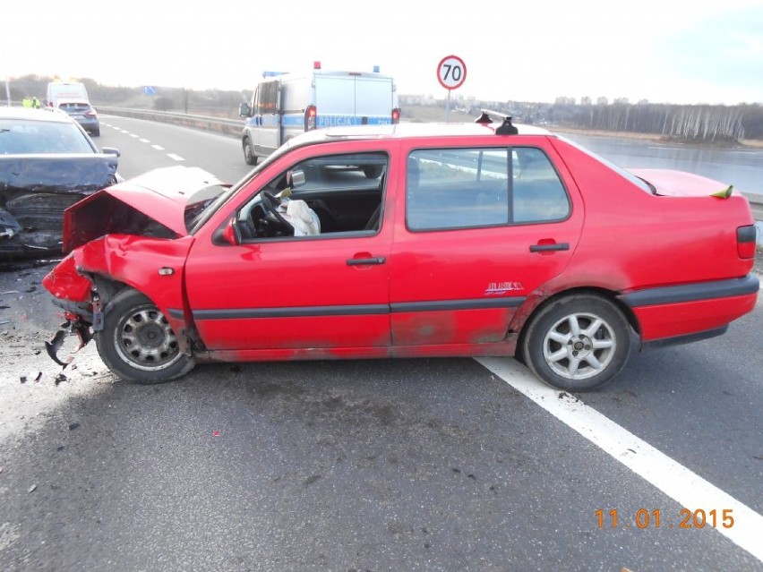 Wypadek w Bytomiu na Alei Jana Nowaka-Jeziorańskiego. Czołowe zderzenie samochodów