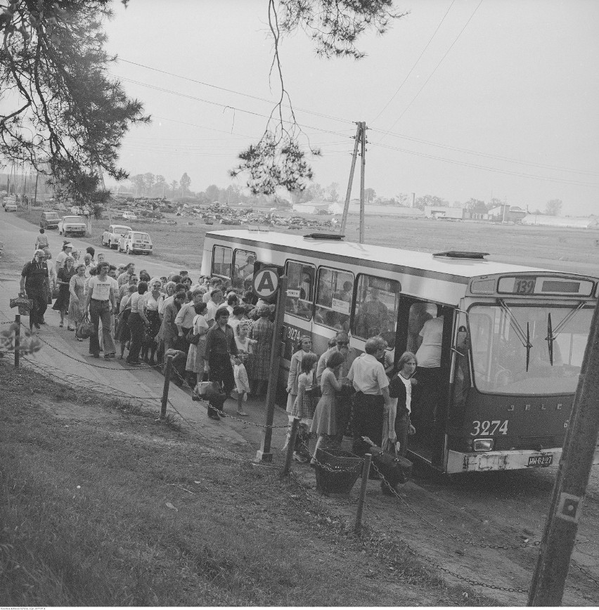 Pasażerowie wsiadają do autobusu Jelcz Berliet PR100 linii...