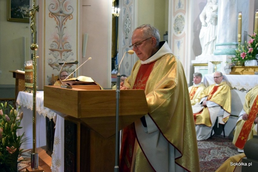 Odpust św. Antoniego Padewskiego w kościele w Sokółce. Po procesji wierni brali chlebki świętego 