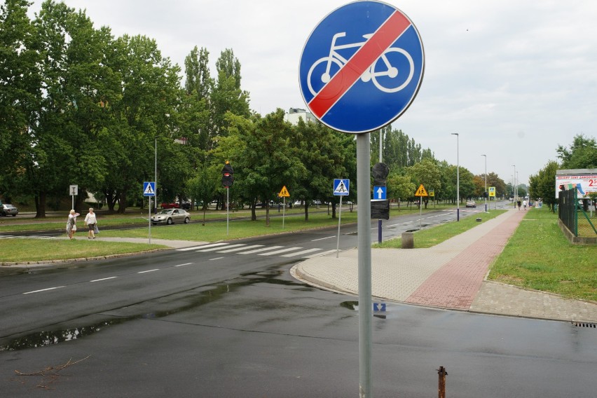 W Krakowie jest ok. 230 różnych dróg dla rowerów w tym -...