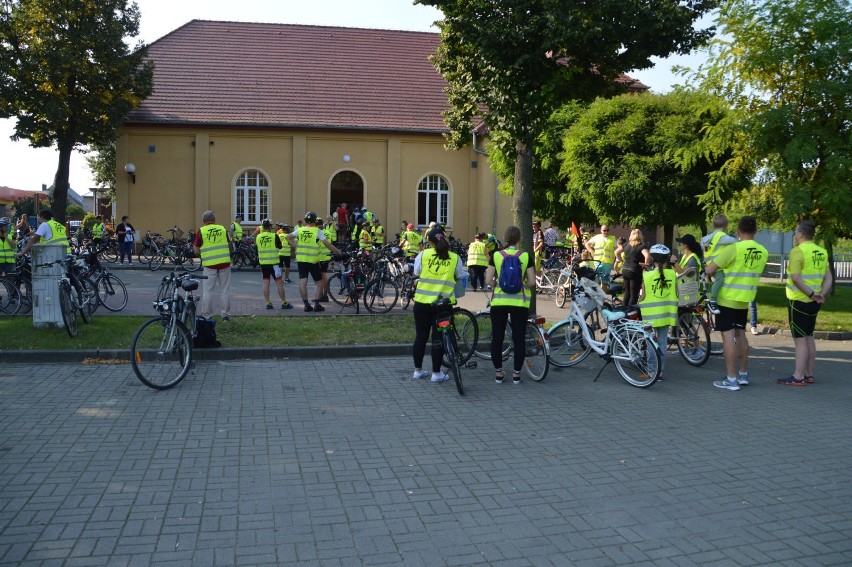 Miejska Górka. Znów pojechali z Markiem Ratajczakiem. W tej edycji rajdu wzięło udział ponad 90 pasjonatów turystyki rowerowej [ZDJĘCIA]