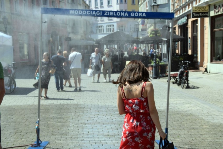 Dwie kurtyny wodne ZWIK postawił już na deptaku, kolejne...