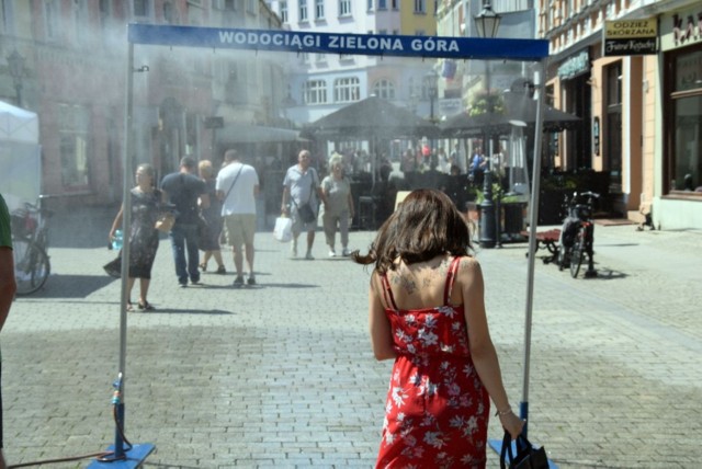 Dwie kurtyny wodne ZWIK postawił już na deptaku, kolejne pojawią się niebawem w różnych punktach miasta.