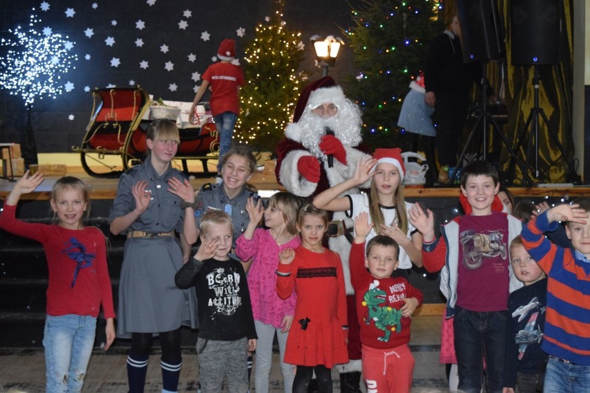 Mikołajowe szaleństwo w Gminnym Ośrodku Kultury, Sportu i Rekreacji w Chmielnie ZDJĘCIA