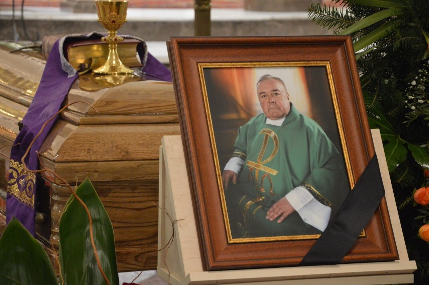 Uroczystości pogrzebowe ks. Michała Podkomórki w parafii św. Jadwigi Królowej w Tomaszowie ZDJĘCIA