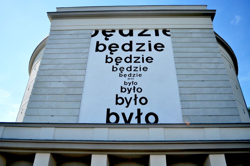 Fasadę schronu zdobi praca Stanisława Dróżdża