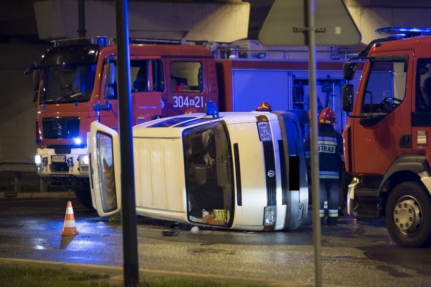 Nocny wypadek na skrzyżowaniu Kuklińskiego i Nowohuckiej