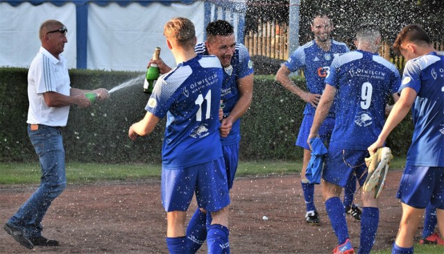 IV liga piłkarska w Małopolsce (15 czerwca 2022); Unia Oświęcim - Beskid Andrychów 4:2. Tak oświęcimianie fetowali awans do nowej IV ligi, w której razem wystąpią zespoły ze wschodniej i zachodniej części Małopolski.