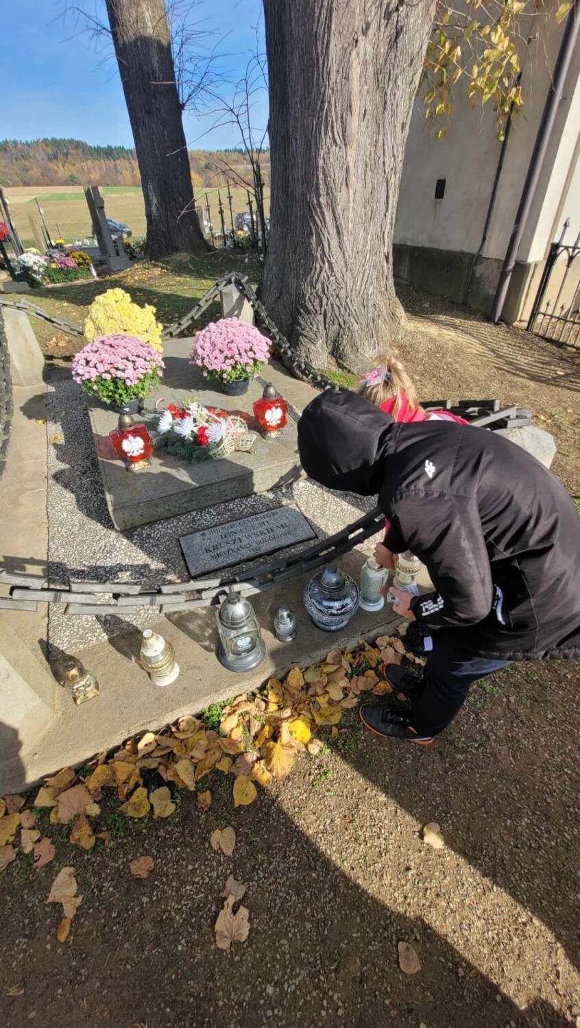 Na wielu grobach weteranów, uczestników walk o Polskę,...