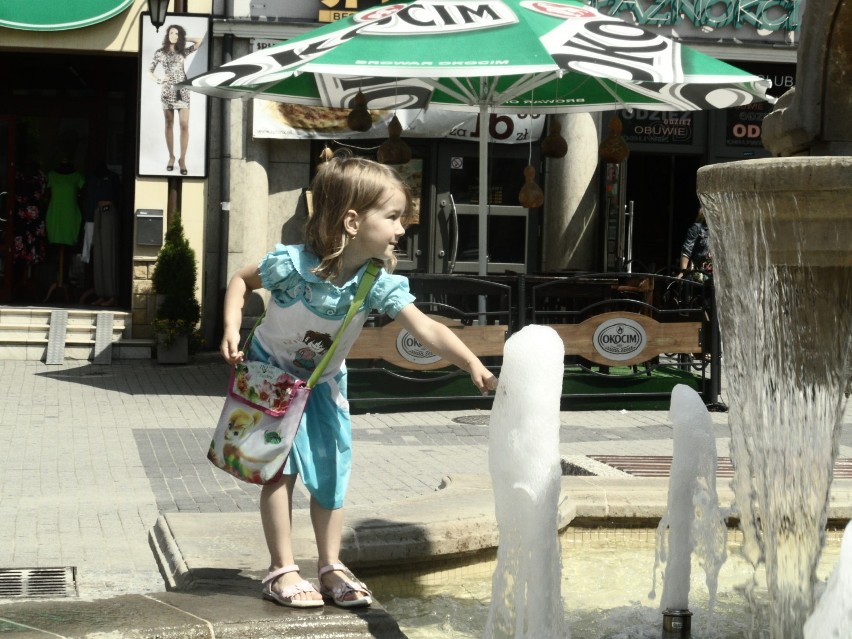 Dzieciaki uwielbiają fontanny. Córka pani Ireny próbuje...