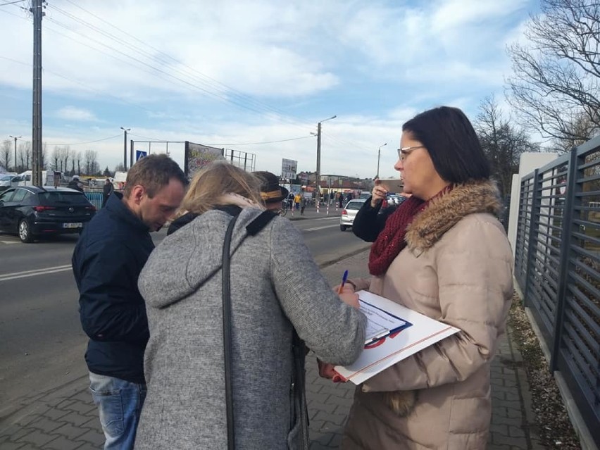 Radomsko: Zbierają podpisy poparcia dla Andrzeja Dudy [ZDJĘCIA]