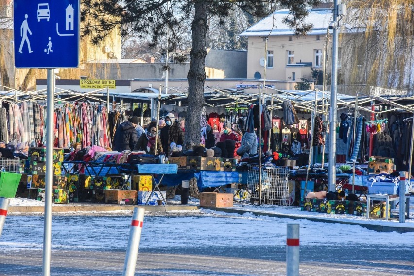 Szamotuły. Choć mróz szczypie w nosy, mieszkańcy na targ pospieszyli [ZDJĘCIA]