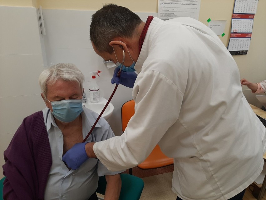 Trwają szczepienia seniorów przeciw koronawirusowi w Radomiu i regionie radomskim 