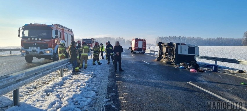 Wypadek na nowej obwodnicy Niemodlina. Dachował bus, dwie...