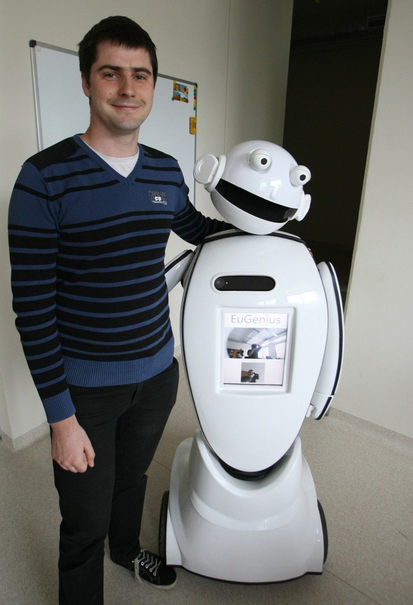 Michał Ogórek, szef firmy General Robotics, wraz z robotem...