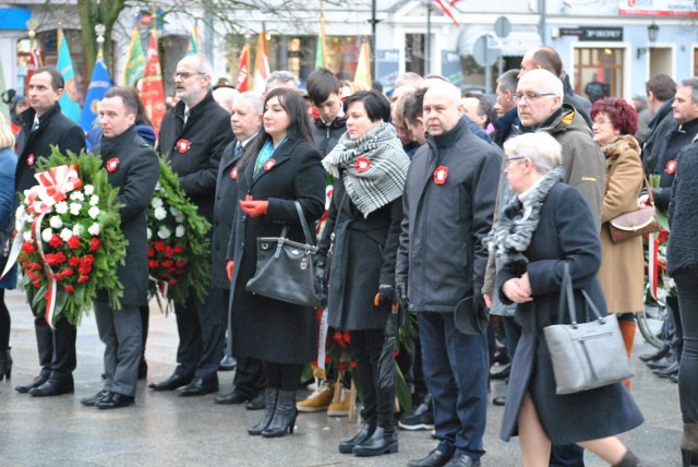 Wolsztynianie  złożyli kwiaty pod pomnikiem Powstańca