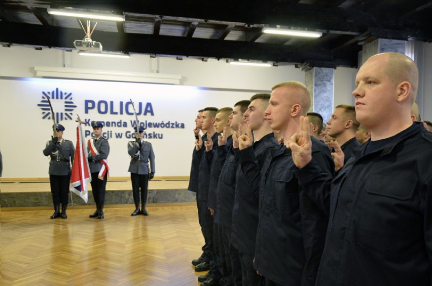 Ślubowanie policjantów w Komendzie Wojewódzkiej Policji. Do służby przyjęto kilkudziesięciu nowych funkcjonariuszy [ZDJĘCIA]