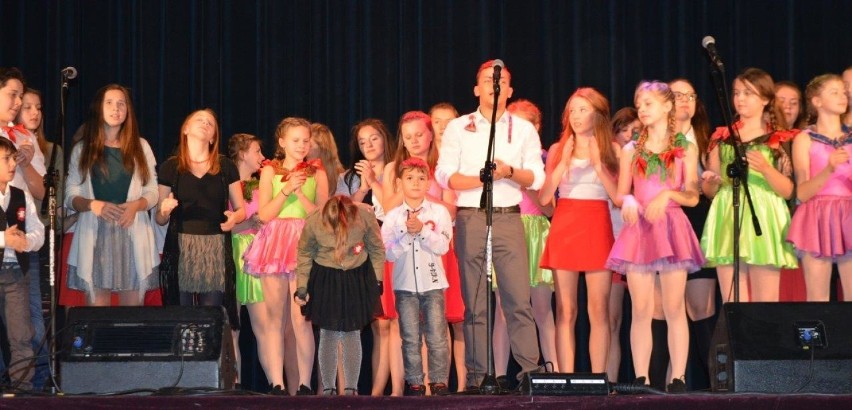 Wspaniały koncert „Vivat wolność” w wykonaniu młodych wokalistów i tancerzy w Starachowicach   