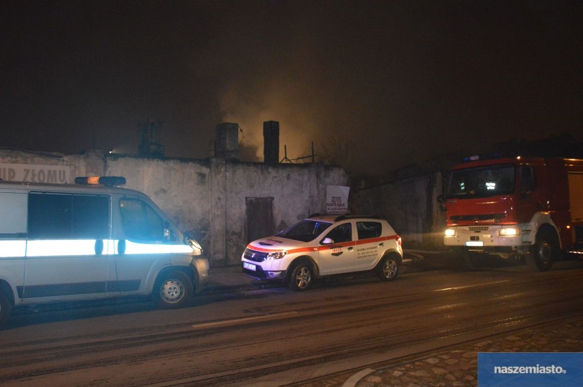 Duży pożar na ul. Starodębskiej we Włocławku [zdjęcia, wideo]