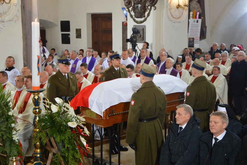 Biskup Alojzy Orszulik spoczął w podziemiach bazyliki katedralnej w Łowiczu [ZDJĘCIA]