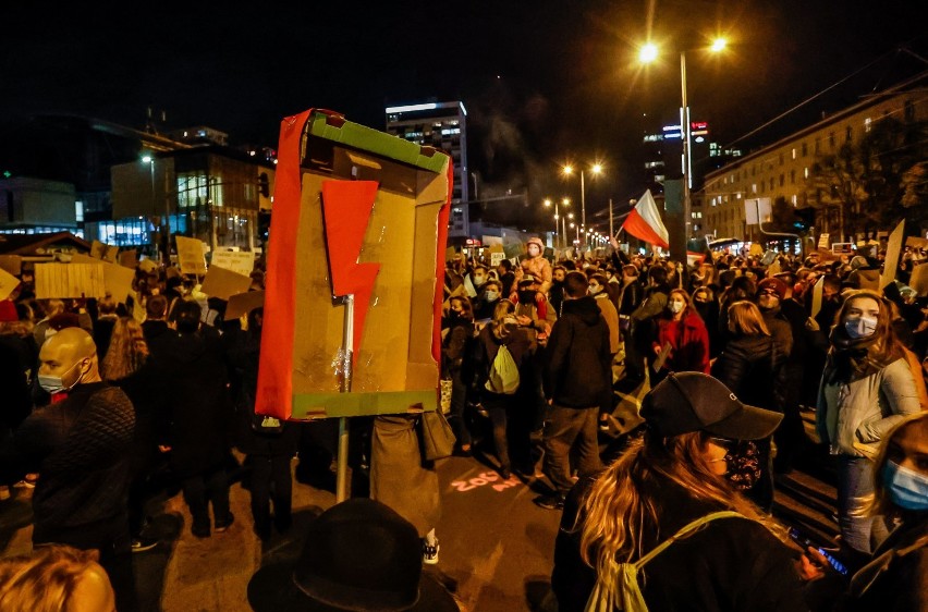 Strajk kobiet. W V LO w Gdańsku uczniowie poparli protesty, nauczycielka: "Znaki SS i propagowanie nazizmu"