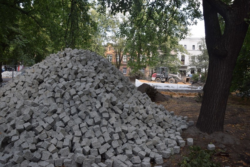 Trwa budowa nowej fontanny na Placu Wolności w Kościanie ZDJĘCIA 