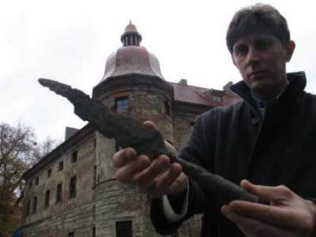 Żelazny średniowieczny grot włóczni to rzadkość, mówi Arkadiusz Tarasiński.