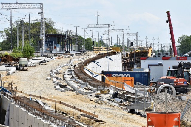 Centrum przesiadkowe Opole Wschodnie. Postępuje realizacja wiaduktu nad ul. Oleską, wkrótce rozpocznie się wykonanie prefabrykowanej konstrukcji drugiego tunelu w nasypie kolejowym.