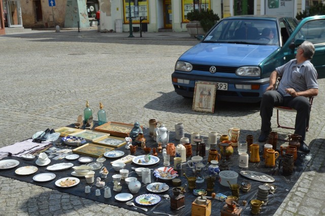 Oprócz starci i zabytkowych przedmiotów , można kupić regionalne jedzenie i napoje.