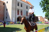 Konny pokaz kaskaderski na dziedzińcu zamku w Łęczycy. Ależ to były emocje! ZDJĘCIA