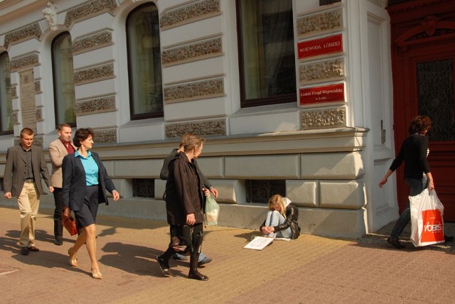 Iwona Paliwoda liczyła, że protestując przed Urzędem Miasta zmusi urzędników do przyznania jej mieszkania po 6 latach oczekiwania.