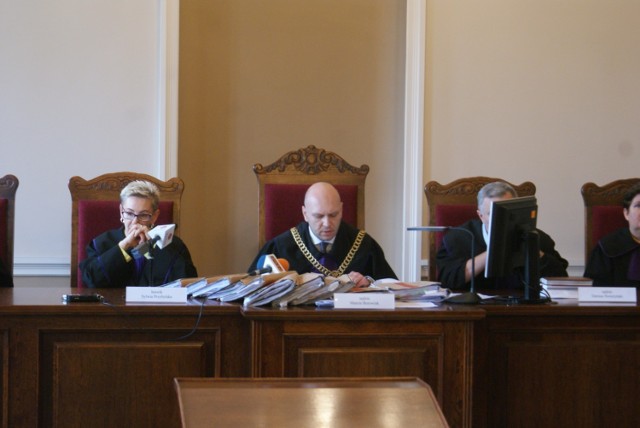 Sędzia Marcin Borowiak (w środku) zdecydował o utajnieniu całości rozprawy. Fot. archiw