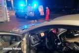 Zamknął się w aucie przy dystrybutorze na stacji paliw i nie reagował na wezwania. Policjanci wybijali szybę