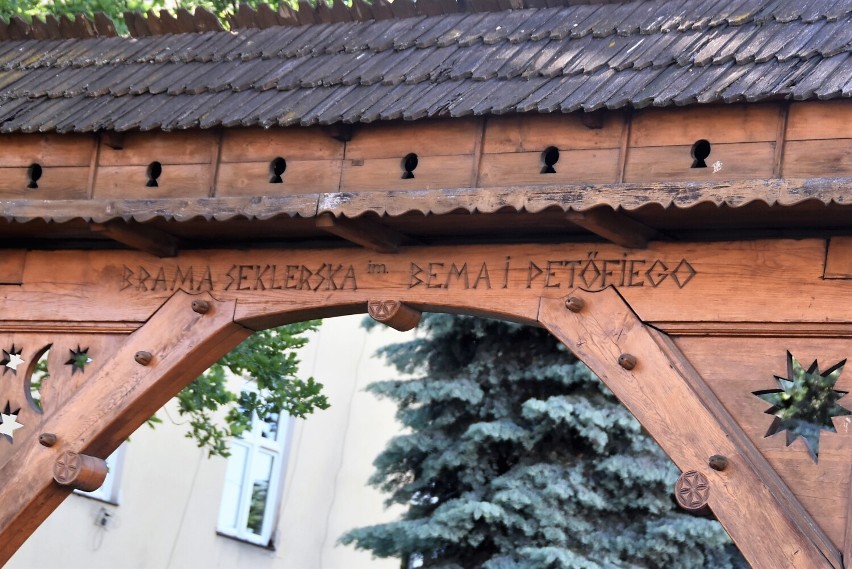 Brama Seklerska to duża atrakcja turystyczna Tarnowa. Stoi w...