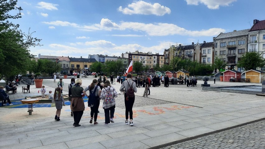 Dzień Flagi w Ostrowcu. Harcerze rozdawali chorągiewki i malowali twarze. Zobacz zdjęcia 