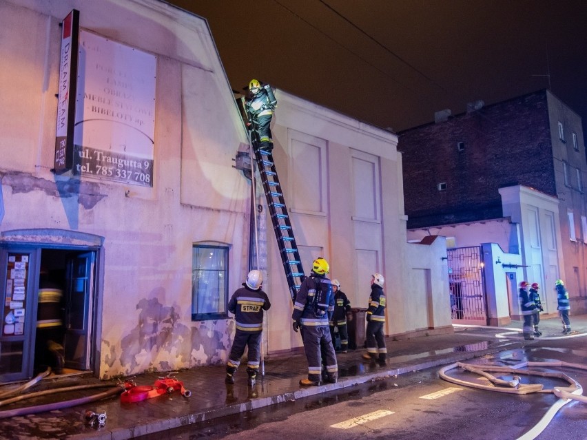 Po godz. 18.30 w jednopiętrowym budynku szkoły tańca przy...