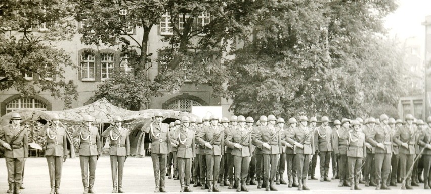 Koledzy z wojska w Głogowie. Tak kiedyś wyglądało życie w koszarach i na ćwiczeniach. Zdjęcia z wojskowej kroniki