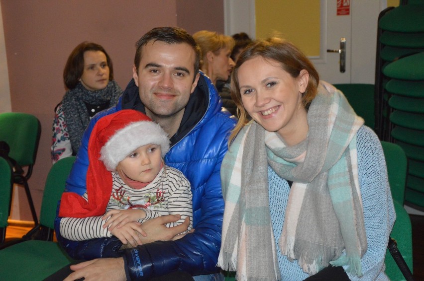 Mikołaj w Kartuzach - dzieci, rodzice i gość schowali się w Kartuskim Centrum Kultury ZDJĘCIA