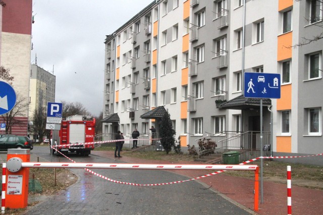 Kilka powalonych drzew, uszkodzona elewacja na bloku oraz naderwany kawałek blachy na dachu – oto skutki silnej wichury, która od południa daje się we znaki mieszkańcom regionu świętokrzyskiego. Meteorolodzy ostrzegają przed silnymi podmuchami wiatru, deszczem i deszczem ze śniegiem.



Kilkanaście minut po godzinie 12 we wtorek służb ratownicze otrzymały pierwsze zgłoszenia dotyczące skutków silnych podmuchów wiatru. Sygnały w większości dotyczyły powalonych drzew lub konarów niebezpiecznie zwisających nad drogami czy też domami. W Kielcach na ulicy Piekoszowskiej silny podmuch wiatru uszkodził elewację, na jednym z budynków oderwał się spory fragment styropianu. Strażacy proszeni byli także o zabezpieczeni blachy na dachu jednego z domów przy ulicy Chęcińskiej w Kielcach.

Wichura, która przetacza się przez nasz region poczyniła niemałe szkody w województwach Zachodniopomorskim i Pomorskim. Od poniedziałku strażacy interweniowali tam ponad 200 razy usuwając połamane konary drzew oraz powalone drzewa. 

Instytut Meteorologii i Gospodarki Wodnej wydał ostrzeżenia dla połowy kraju. Dla regionu świętokrzyskiego obowiązuje ostrzeżenie pierwszego stopnia, które informuje o możliwościach występowania gwałtownych zjawisk atmosferycznych. Prognozy mówią o silnym wietrze i opadach deszczu i deszczu ze śniegiem.


Zobacz także:Flesz. Matematyka do poprawki, czy nie będzie już obowiązkowa na maturze? NIK alarmuje, że poziom fatalny