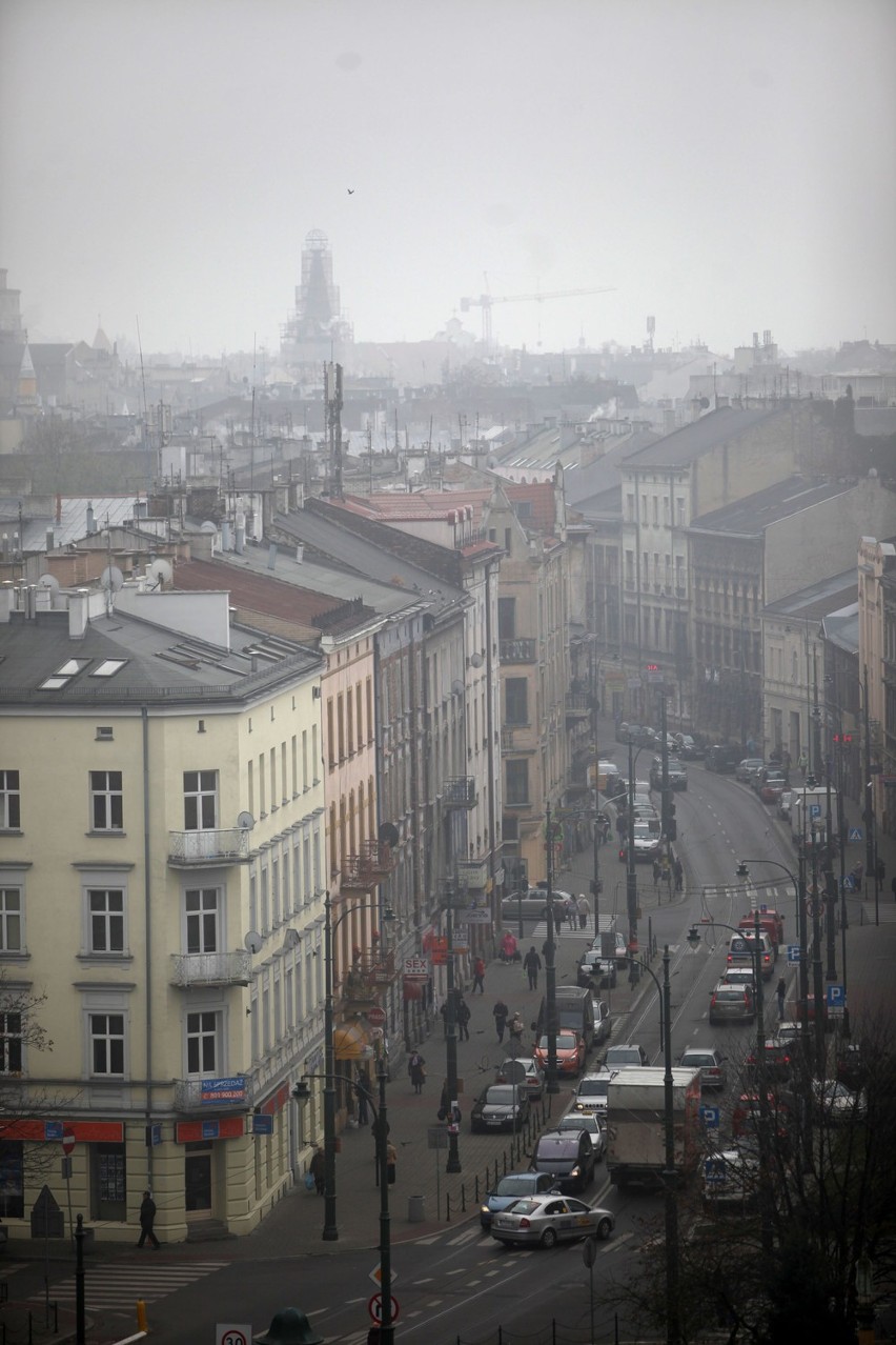 Kraków spowity mgłą. Fatalna jakość powietrza [ZDJĘCIA]