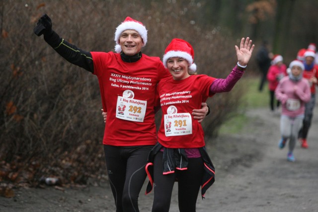 Uczestnicy Biegu Mikołajkowego konkurowali na dwóch dystansach - 5 i 10 kilometrowym. W ramach wydarzenia zorganizowano też bieg dla dzieci i konkurencję nordic walking