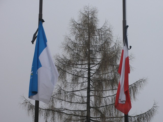 W Zakopane flagi zostały opuszczone do połowy. Powiewa na nich czarny kir