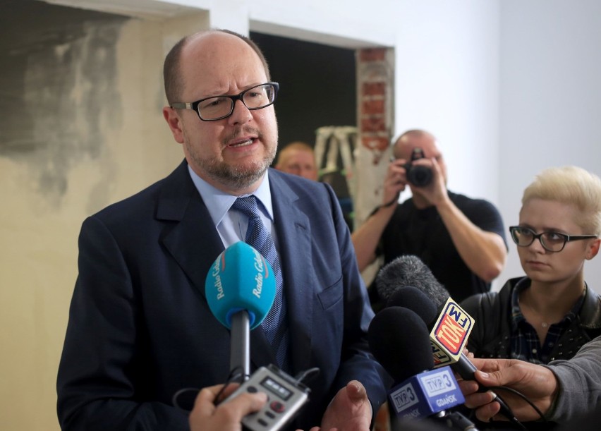 Po lipcowych opadach w Gdańsku. Prezydent Adamowicz obejrzał remontowane lokale[ZDJĘCIA]