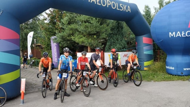 Małopolska 500 – tka 2021. Start i pierwsze godziny jazdy po drogach Małopolski