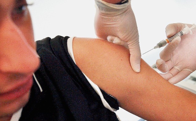 Zdrowi dorośli nie muszą szczepić się przeciwko grypie, ale już dzieci i osoby starsze - powinny