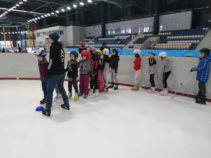240 uczniów Szkoły Podstawowej nr 1 w Tomaszowie Maz. uczy się jeździć na łyżwach [ZDJĘCIA]