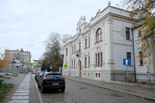 Ogromne pęknięcie pojawiło się na budynku Miejskiej Biblioteki Publicznej w Żarach